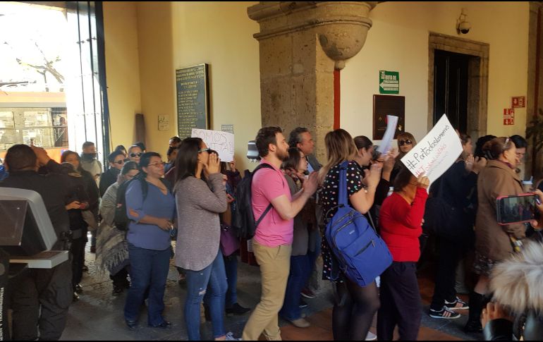 Integrantes de diferentes organizaciones se civiles se manifestaron en contra de la propuesta de eliminar el Instituto de las Mujeres. EL INFORMADOR / R. Rivas
