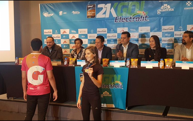 La playera conmemorativa del 21K Guadalajara Electrolit será de color fucsia y tendrá el logo del evento al frente. EL INFORMADOR / F. Romero
