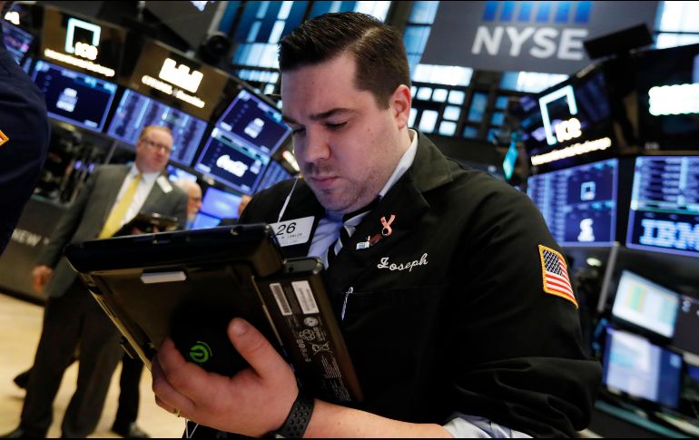 El índice S&P 500 perdió 20 enteros y cerró en dos mil 643 puntos. AP / R. Drew