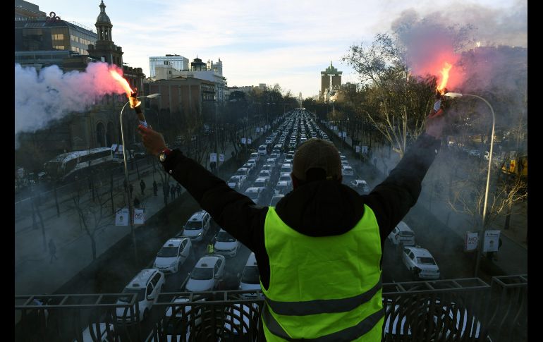 Taxistas que cumplen este lunes su primera semana de huelga, en protesta por la regulación de los vehículos de transporte con conductor, bloquean el Paseo de la Castellana en Madrid, España. EFE/V. Lerena