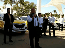 En su visita a Puerto Vallarta, Alfaro respaldó públicamente a los taxistas de ese municipio, quienes han sido activos opositores de la operación de ERT's. TWITTER / @EnriqueAlfaroR