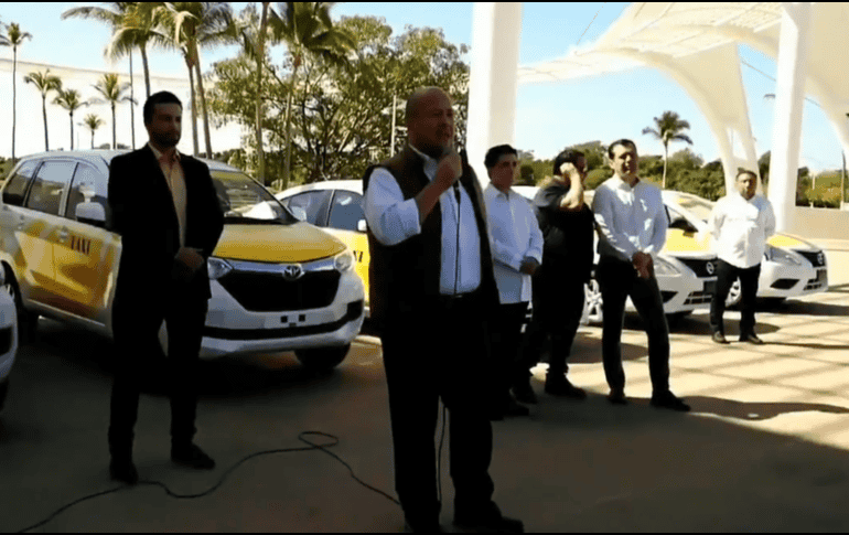 En su visita a Puerto Vallarta, Alfaro respaldó públicamente a los taxistas de ese municipio, quienes han sido activos opositores de la operación de ERT's. TWITTER / @EnriqueAlfaroR