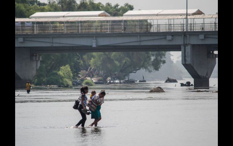 Migrantes hondureños cruzan el río Suchiate en Ciudad Hidalgo, Chiapas. Los inmigrantes abandonaron la zona de Tecún Umán, Guatemala, luego de que este domingo la población protestara por verse afectada en su vida cotidiana debido a su presencia, lo que propició enfrentamientos. EFE/L. Villalobos