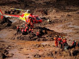 Bomberos trabajan en el rescate de los cuerpos de víctimas tras la ruptura el pasado viernes de una presa minera. EFE/A. Lacerda
