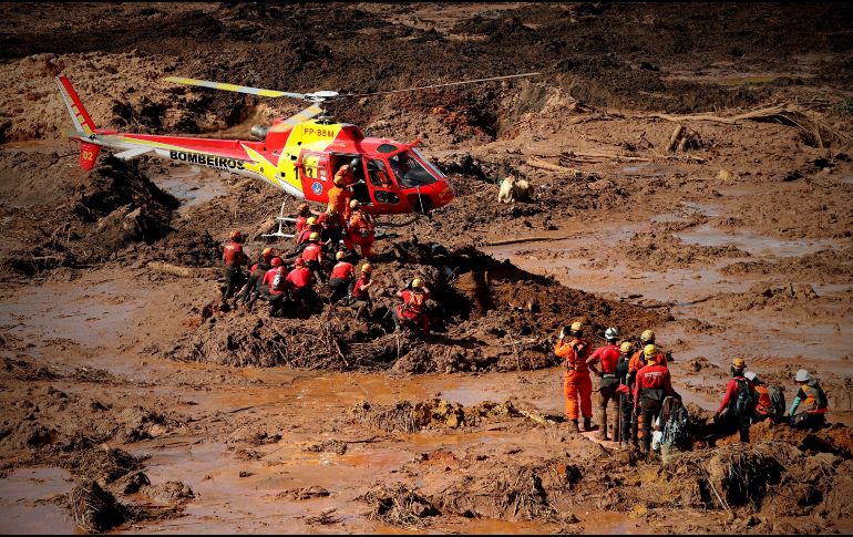 Bomberos trabajan en el rescate de los cuerpos de víctimas tras la ruptura el pasado viernes de una presa minera. EFE/A. Lacerda