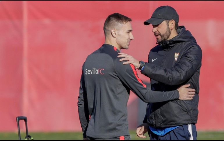 Pablo Machín, técnico del Sevilla, da la bienvenida al jugador croata al club español. AFP