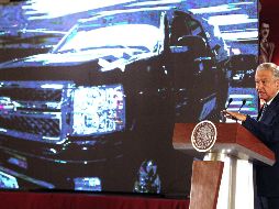 El Mandatario muestra un video con los vehículos, valuados por la Secretaría de Hacienda. EFE / M. Guzmán