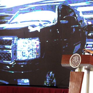 López Obrador anuncia "tianguis" para vender autos oficiales en Santa Lucía