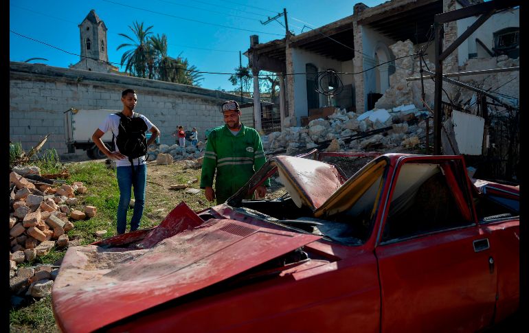 Habitantes de La Habana, Cuba, miran su auto destruido tras el paso de un tornado. AFP/Y. Lage
