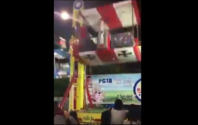 Según señalan, todo transcurría con normalidad hasta que se escuchó la ruptura de una pieza y de inmediato el juego comenzó a girar a toda prisa, sin control. ESPECIAL / TWITTER