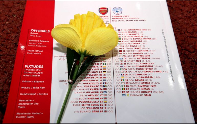 El nombre del delantero fue incluido en el programa del partido al lado de una flor, que también fue entregada a los periodistas acreditados al encuentro. AP / N. Potts