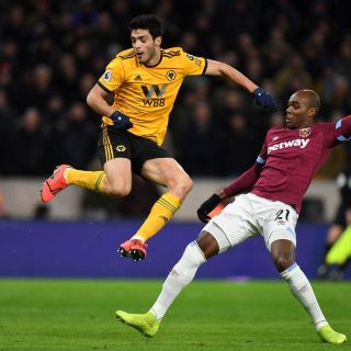 Jiménez anota doblete y Wolverhampton vence al West Ham de "Chicharito"