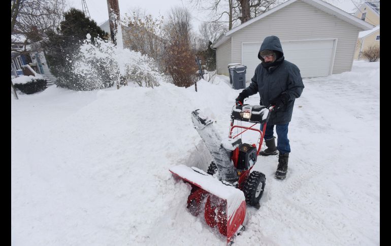 Bill Criswell limpia el ingreso a su casa en St. Joseph, Michigan. AP/The Herald-Palladium/D. Campbell