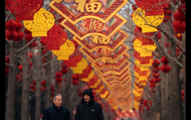 Dos hombres caminan bajo farolillos que decoran el parque Ditan en Pekín, China, días antes de la celebración del Año Nuevo Lunar, que se celebra el próximo 5 de febrero. EFE/R. Pilipey Preparaciones para el