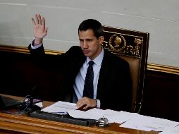 El presidente de la Asamblea Nacional, Juan Guaidó (c), participa durante una sesión de la Asamblea Nacional en el Palacio Federal Legislativo en Caracas. EFE/L. Muñoz