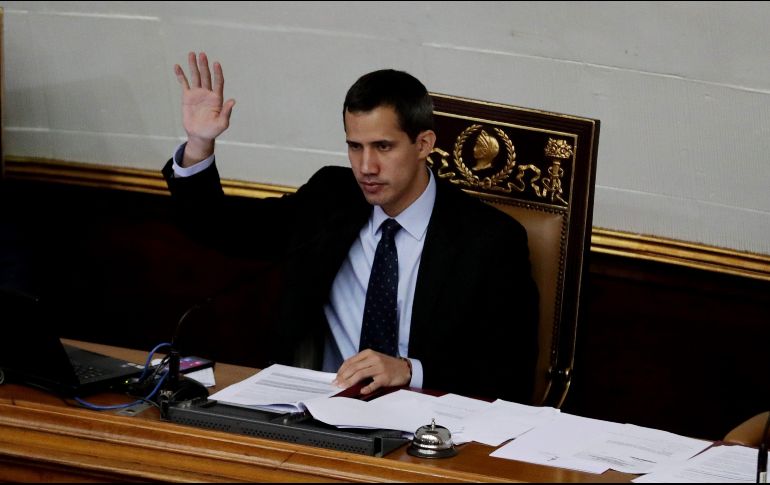 El presidente de la Asamblea Nacional, Juan Guaidó (c), participa durante una sesión de la Asamblea Nacional en el Palacio Federal Legislativo en Caracas. EFE/L. Muñoz
