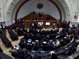 Juan Guaido (C), habla con los miembros de la Asamblea Nacional durante una sesión en Caracas el 29 de enero de 2019. AFP/Y. Cortez
