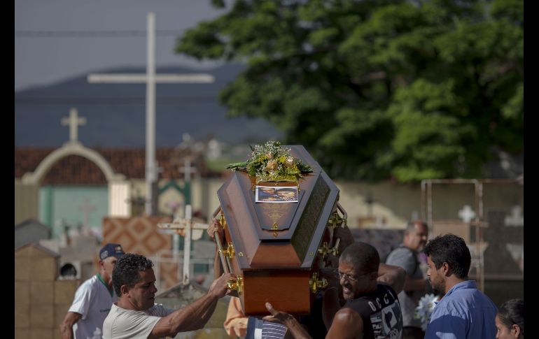 Familiares y amigos de Edmayra Samara, de 28 años, trasladan el féretro con sus restos.