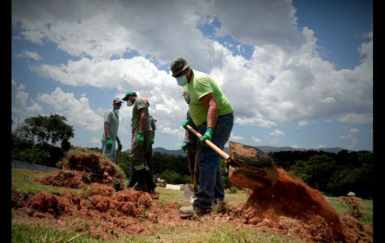 Trabajadores excavan fosas en el cementerio 