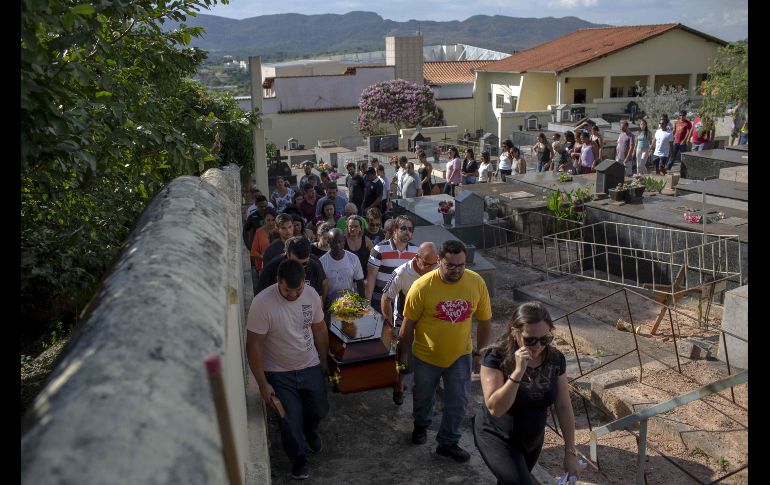 El ataúd de Janice Nascimento a su llegada al panteón.