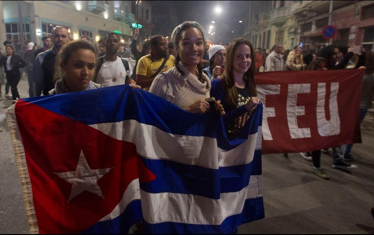 Cientos de personas participan en la tradicional Marcha de las Antorchas, en La Habana. EFE/Y. Zamora