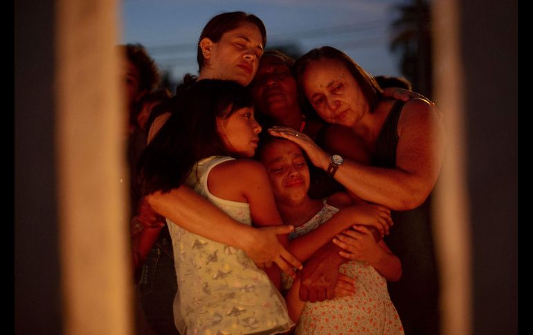 Familiares de víctimas y desaparecidos reaccionan durante una vigilia en la entrada de la ciudad de Brumadinho.