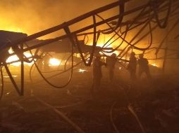 Bomberos controlaron el fuego para evitar que se propagara a empresas aledañas. ESPECIAL / Protección Civil Jalisco