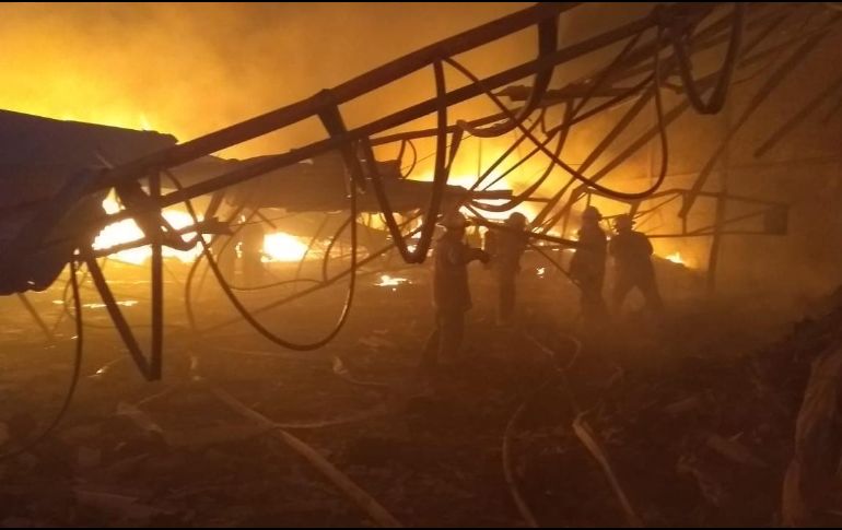 Bomberos controlaron el fuego para evitar que se propagara a empresas aledañas. ESPECIAL / Protección Civil Jalisco