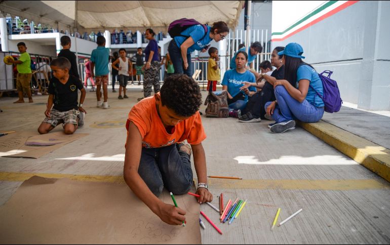 Representantes de UNICEF juegan con niños migrantes en Ciudad Hidalgo, Chiapas. EFE/L. Villalobos