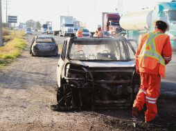 Hombres armados incendiaron los autos después de robarlos y con disparos evitaron que los bomberos se acercaran a controlar el fuego. M. Armas/Crónica Guanajuato