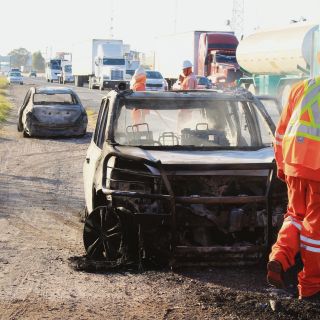 Huachicoleros queman vehículos en carreteras de Guanajuato