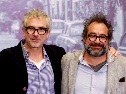 En conferencia de prensa, el director Alfonso Cuarón y el director artístico Eugenio Caballero -de saco claro- hablan de la película “Roma”, un evento celebrado en el Museo de la Ciudad de México. NOTIMEX