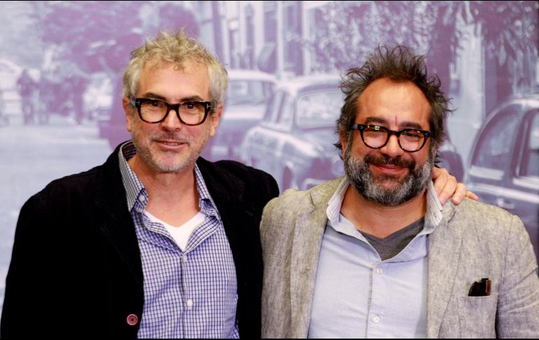 En conferencia de prensa, el director Alfonso Cuarón y el director artístico Eugenio Caballero -de saco claro- hablan de la película “Roma”, un evento celebrado en el Museo de la Ciudad de México. NOTIMEX
