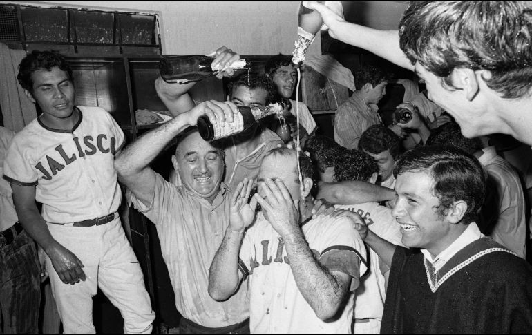 El mánager Benjamín “Cananea” Reyes es bañado por miembros del equipo de Charros durante los festejos por el título obtenido en 1971. EL INFORMADOR