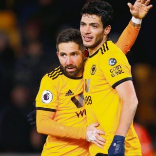 Jiménez brilla con doblete en Inglaterra