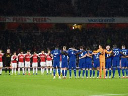 El Aresnal y el Cardiif homenajearon de diversas maneras al juegador argentino. EFE