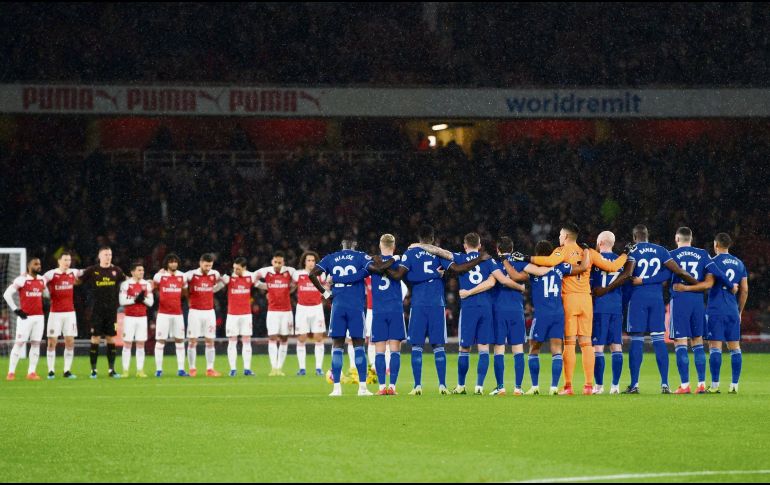 El Aresnal y el Cardiif homenajearon de diversas maneras al juegador argentino. EFE
