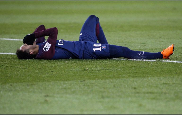 El club dio a conocer que el jugador no pasará por el quirófano y el cuerpo médico optó por un ''tratamiento conservador'', con el que el delantero estuvo de acuerdo. AFP / ARCHIVO