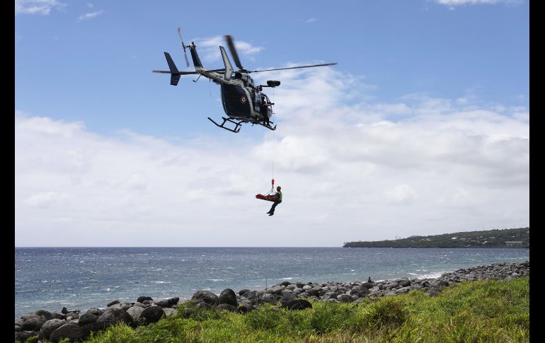 Personal de emergencias evacua el cuerpo de un pescador que resultó muerto tras el ataque de un tiburón en Sainte-Rose, el este de La Reunión, una isla en el océano Índico. AFP/R. Bouhet