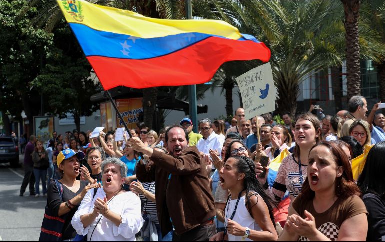 Opositores venezolanos participan hoy miércoles, en una manifestación para exigir el fin de la crisis y en respaldo a la Presidencia interina de Juan Guaidó, en Caracas. EFE/C. Hernández