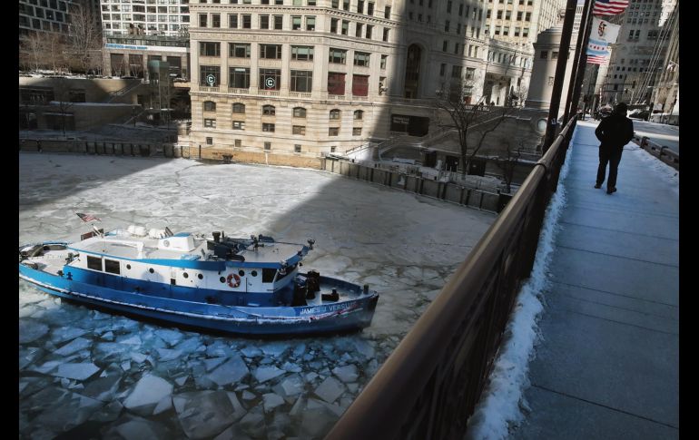 Un barco rompe el hielo del río Chicago en la ciudad de Chicago, Illinois. Una ola de frío extremo azota la región del medio oeste de Estados Unidos, con temperaturas más gélidas este miércoles que las del Polo Sur o Alaska.