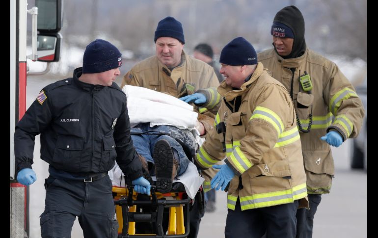 Personal de emergencias evacua a una persona localizada en las orillas del río Carter en Omaha, Nebraska.