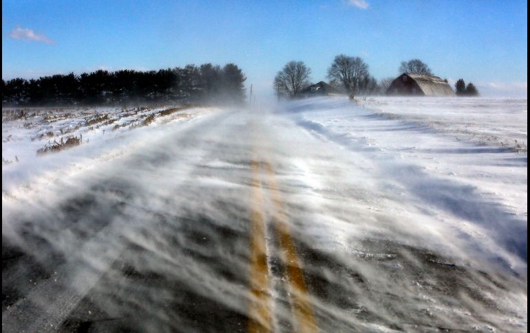 Las malas condiciones se expanden hacia el noreste. Nieve vuela sobre una carretera en Lancaster County, Pensilvania.