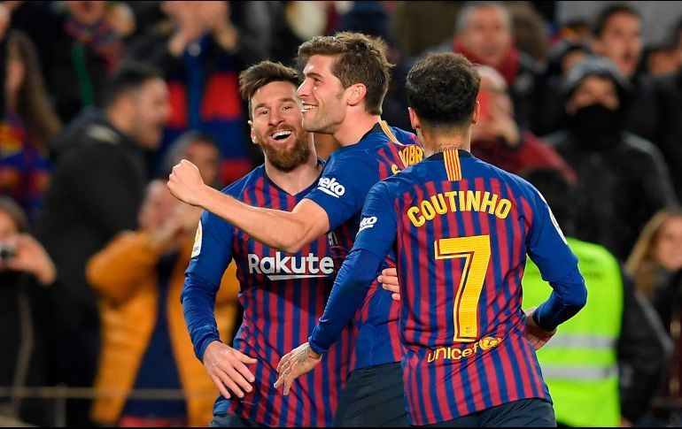 Mesi (I), Sergi Roberto (C) y Coutinho (D) celebran el cuarto tanto del Barcelona. AFP/L. Gene