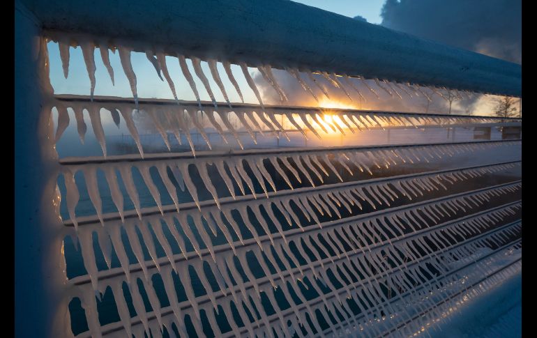 Témpanos se ven en un barandal en Port Washington, Wisconsin. Los gobernadores de Illinois, Wisconsin y Michigan declararon estados de emergencia ante la amenaza de frío más intenso.