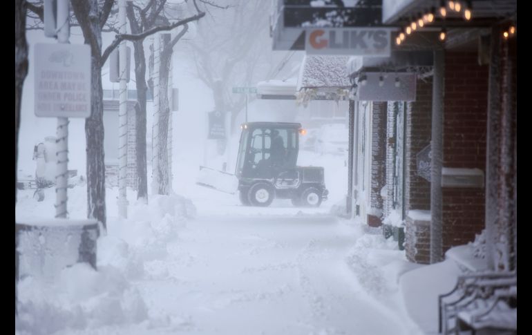 En las entidades más afectadas se pidió a los residentes que se mantuvieron en sus casas. Labores de retiro de nieve en el centro de St. Joseph, Michigan.