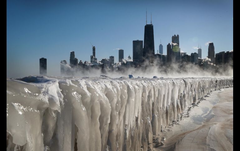 El hielo cubre la orilla del lago Michigan en Chicago. Las temperaturas mínimas récord obligaron al cierre de escuelas y negocios, así como la cancelación de más de mil 500 vuelos de los aeropuertos de Chicago.