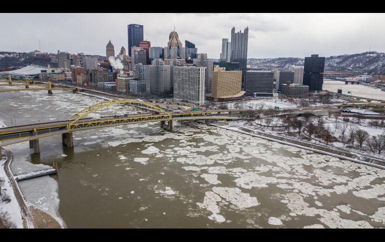 Hielo flota en el río Allegheny en Pittsburgh, Pensilvania.