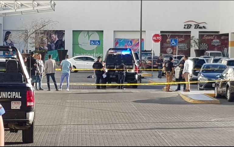 Los policías aseguraron en el lugar un arma de fuego. Se dio aviso a Fiscalía y al Ministerio Público para atender la situación. EL INFORMADOR/ S. Blanco