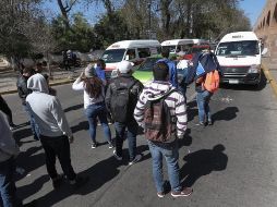Maestros de la Coordinadora Nacional de Trabajadores de la Educación (CNTE), bloquean los accesos a las principales plazas comerciales en la ciudad de Morelia. EFE/I. Villanueva